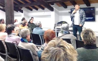Joxerra Agirreurretaren hitzaldiaz gozatu dute Zahar-Berriko kideek