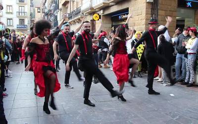 Konpartsaren dantzek Zarauzko kaleak alaitu zituzten