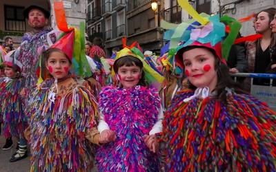 Euskal inauterien koloreek eta doinuek jantzi dute Azpeitia