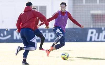 Entrenamenduetara itzuli da Osasuna, heldu den denboraldirako lehen fitxaketa ezagutu ostean