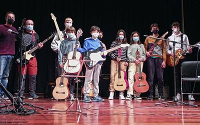 Ameikutz musika eskolako gitarra ikasleen emanaldia, bihar