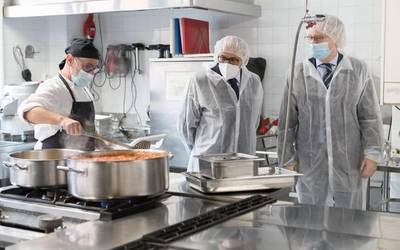 Foru egoitzen eskaintza gastronomikoa homogeneizatu egin da, menuetako nutrizio eta alergeno kontrola bermatzeko