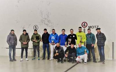Pilota goxoko txapelketa bukatuta, pala eta frontenis
