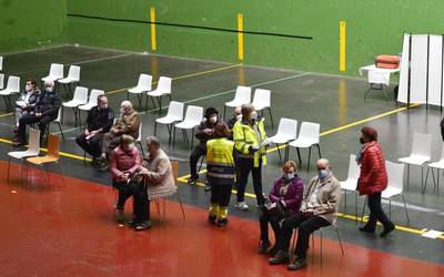 Covid-19aren aurkako txertaketaren irudiak