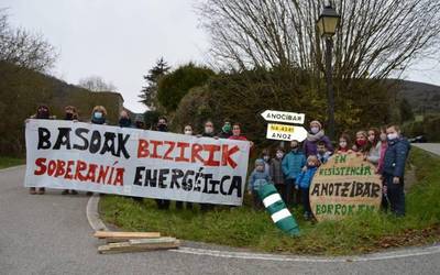 Atzera bota dituzte Anotzibarko eta Etsaingo parke eoliko proiektuak