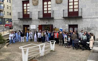 Osasun publikoa babesteko eta negoziazioa eskatzeko elkartu dira anbulatorioan