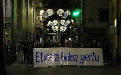 Euskal presoen etxeratzeak aldarrikatuz agurtu dute urtea Azkoitian