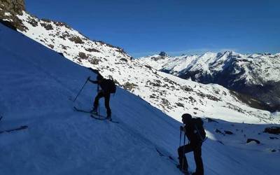 Eskiaz gozatzeko aukera izan dute mendizaleek Pirinioetan