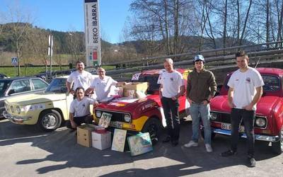 Axiri Classic taldeak eskolarako materiala bidali du Afrikara auto lasterketa solidario baten bitartez