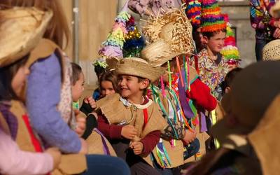 Euskal dantzak dantzatuz ospatu dituzte inauteriak Beasaingo Andramendi Ikastolako gaztetxoenek