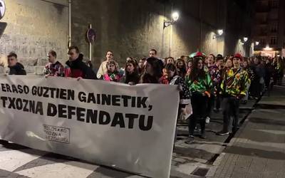 Tolosako Txozna Batzordeak manifestazio jendetsua  egin du