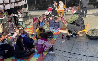 Fleming Herri Eskolak azoka pedagogikoa burutu du beraien egunerkotasuna plazaratzeko