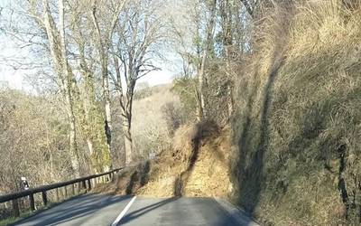 [EGUNERAKETA] Zabaldu dute errei bat Aia eta Zarautz arteko errepidean