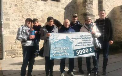 5.000 euro bildu zituzten San Anton Armuru azokako enkantean, eta Arabako Elikagaien Bankura bideratuko dute