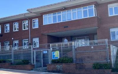 Gorlizko Udalak 140.000 euro inbertitu ditu tokiko ikastetxean plaka fotovoltaikoak jartzeko eta argiak aldatzeko
