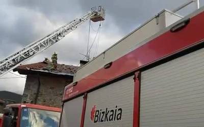 [BIDEOA]: Baserri batek su hartu du Abadiñon