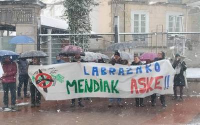 Labraza zentral eolikoaren kontra: "Euskadiren ipurdia gara"