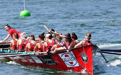 Zumaiako traineruak martxa hartzen Hondarribiko Traineru Jaitsieran