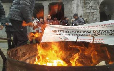 Jose Luis Escriva ministroak bidalitako gutunak erre dituzte pentsiodunek Laudion