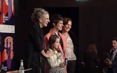 Aktore oneraren Zilarrezko Hartza lortu eta historia egin du Esti Urresolaren filmak Berlinalen
