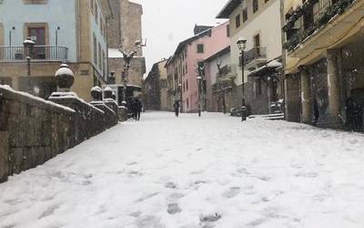 Elgeta zuri dago atzera ere, eta egoerak eskatzen du arretaz gidatzea