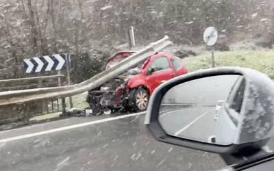 Emakume bat zauritu da Bergara eta Elorregi artean gertatutako istripu batean