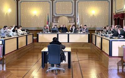 Euskararen aurkako "eraso judizialaren" kontra aho batez, eztabaidarik gabeko bilkuran
