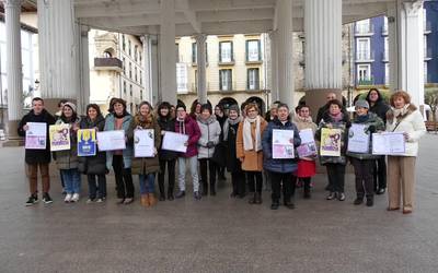 Ordiziako plazan M8ra begira prestatu duten egitaraua aurkeztu dute