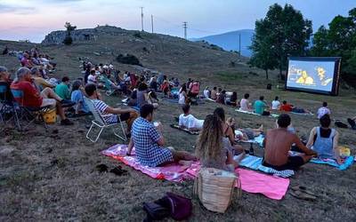 Aire zabaleko laburrak, bueltan