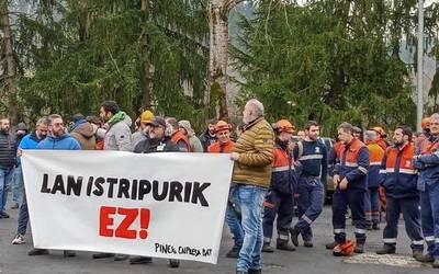 Tubos Reunidos eta Pine enpresetako langileek batera salatu dituzte Amurrioko lantegian jazotako azken istripu larriak