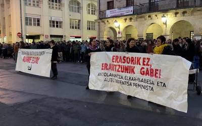 Bergaran izandako erasoa salatzeko jendetza batu da San Martin plazan