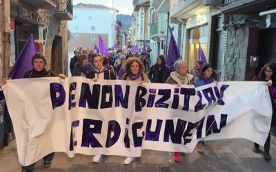 Udazkenean greba orokorra egiteko deia zabaldu dute Aiztondoko Mugimendu Feministako kideek
