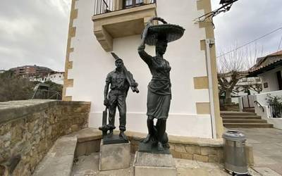 Amaitu dituzte Portu Zaharreko 'Arrantzale' eta 'Sardina-saltzailea' eskulturak zaharberritzeko lanak