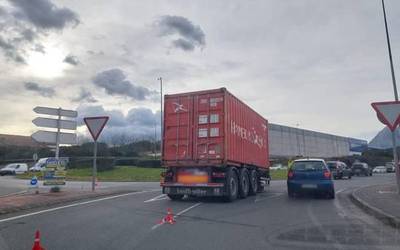 Kamioi bat matxuratuta dago Traña-Matienatik Lebariorako biribilgune inguruan eta auto ilarak egon dira