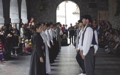 ‘Arrotzetik’ emanaldi berezia eskainiko du Aurrera dantza taldeak asteburuan