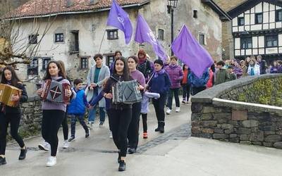 Zapalkuntzarik gabeko mundu baten alde kalejira morea egin dute goizuetarrek