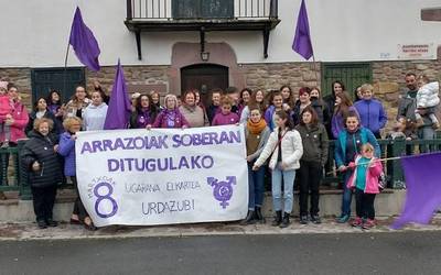 «Arrazoiak soberan» dituztela iritzita karrikara atera dira emakumearen egunean Urdazubin