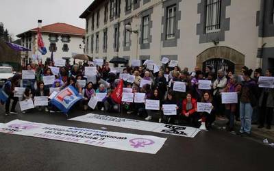 Urduñatik Ibarrara, zaintza sistema eraldatzeko aldarri ilada Aiaraldeko Mugimendu Feministaren eskutik