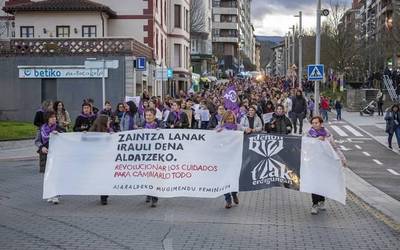 Zaintza sistema iraultzeko beharra aldarrikatu dute ehunka feministek Amurrion