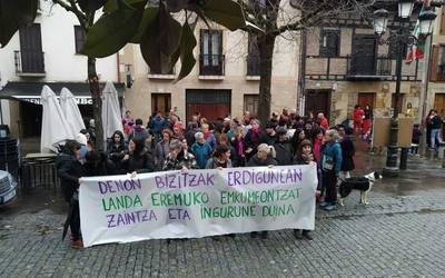 Landa eremuko emakumeendako zaintza eta ingurune duina eskatu dute Aramaion
