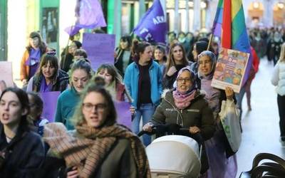 Bailarako bederatzi herriak hartu dituzte emakumeek, aldarriak ozen plazaratuz