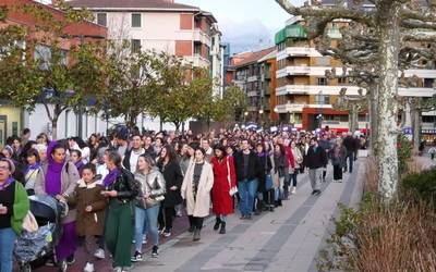 Herriz herriko aldarriek bat egin zuten bailara mailako manifestazio jendetsuan