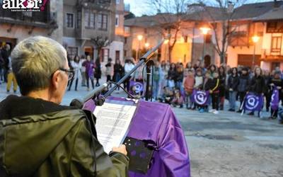 Zaintza-eredua iraultzeko beharra aldarrikatu du mugimendu feministak