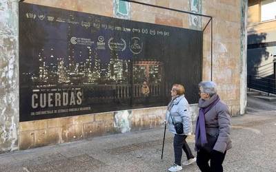 Esti Urresolaren 'Cuerdas' filmaren horma-irudiarekin jantzi du KulturLabek Zumalakarregi etorbidea