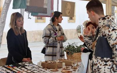 Emakume artisauen eta ekoizleen topaleku bilakatu da Seber Altube plaza