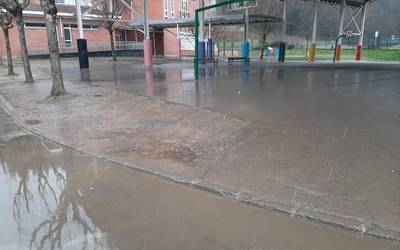 Abadiñoko EH Bilduk Zelaietako jolastokia uda honetan eraberritzeko eskatu dio gobernu taldeari