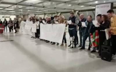 [BIDEOA]: Abadiño Sokatira Taldeko kideek ongietorri beroa jaso dute Loiuko aireportuan