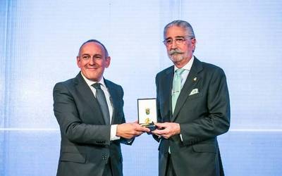 Urrezko Domina Arabako Sendagileen Elkargoari ematea proposatu du Udalak