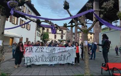 Emakumearen Eguneko elkarretaratzea egin zuten Etxalarren ere