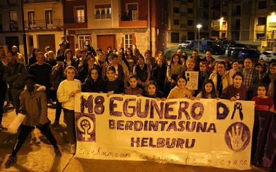 Dantza eta manifestazioa izan dituzte Mendaron, Martxoaren 8aren baitan